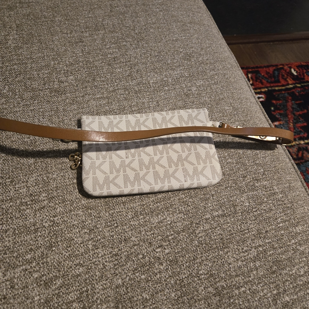 Michael Kors Cream MBag with Gold Chain - Picture 5 of 13